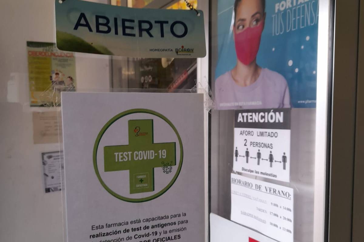 Una de las 309 farmacias de Aragón que emite certificados covid digitales europeos.
